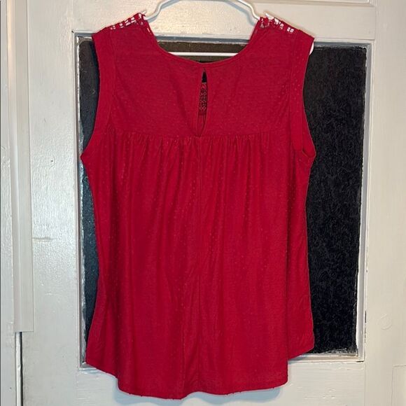 Zac & Rachel Woman Red Sleeveless Textured Blouse with Crochet Neckline Size 1X - Picture 4 of 4